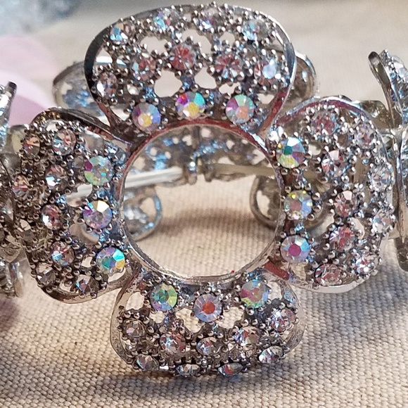 NWT Flower Motif Stretch Rhinestone Bracelet - Picture 2 of 6